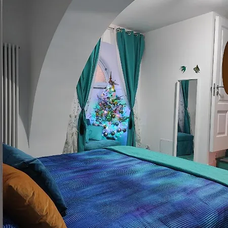 Small Wonder Tiny Town House * Amalfi